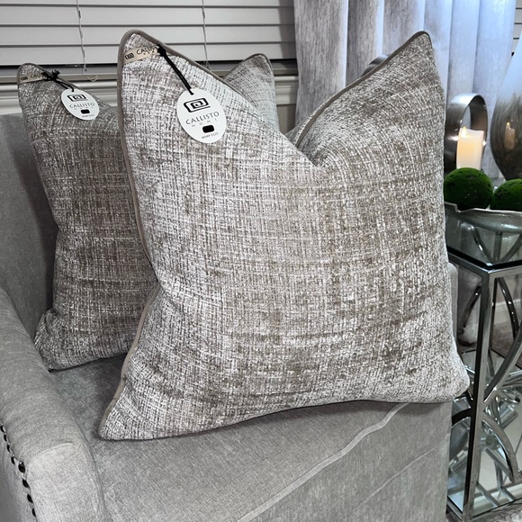 1-NWT CALLISTO HOME VELVET WEAVE DESIGN DECORATIVE
THROW PILLOWS - Picture 8 of 17